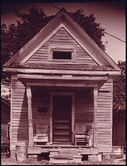 HOUSE IN THE FIFTH WARD OF HOUSTON, TEXAS. THIS IS ONE OF A SERIES OF 21 BLACK AND WHITE PHOTOGRAPHS. THEY DOCUMENT... - NARA - 557633
