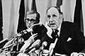 Harold Brown (l) en Joseph Luns, Bestanddeelnr 930-5407