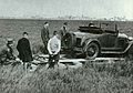 Heer kruisheer zet ford 2zitter op lier chassis schiphol 9 april 1933