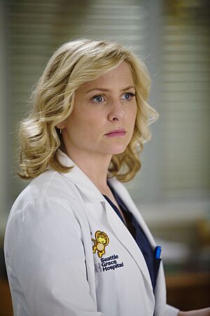 Jessica Capshaw sul set di Greys Anatomy.jpg