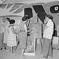 Leerlingen van een schildersklas worden in een atelier begeleid door o.a. de bur, Bestanddeelnr 255-2763