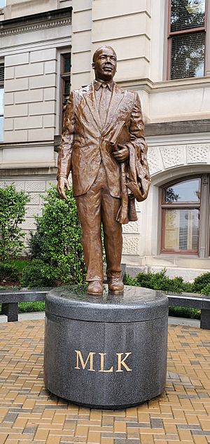 Martin Luther King, Jr. statue, Georgia State Capitol 2.jpg