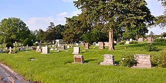 Oak Hill Cemetery graves.jpg