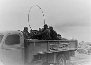 Soldati su un camion con una radio da campo nel deserto di Bir el Gobi nell'autunno-inverno 1941