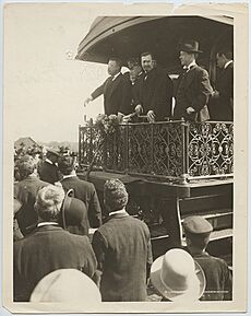 (President Theodore Roosevelt Speaking from a Railroad Observation Car) (15013237379)