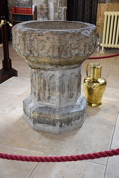 Cirencester Church (St. John the Baptist) (29976041586)