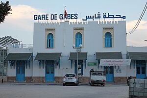 Façades de la gare de chemin de fer de Gabès