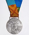 Parte frontal da medalha de prata dos Jogos Olímpicos de Atenas, 2004, Acervo do Museu do Futebol