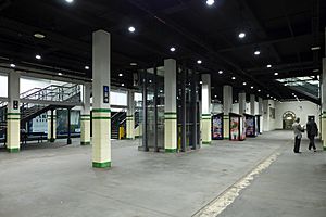 St James Station Platform space 2017