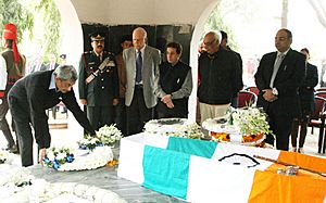 The Union Minister for Defence, Shri Manohar Parrikar paying homage at the mortal remains of Lt. Gen. J.F.R. Jacob, in New Delhi on January 14, 2016