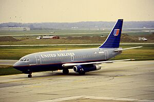 United 737-200 N3013U at CLE (17159967836)