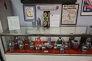 Universal Stanley vacuum bottles - New Britain Industrial Museum - DSC09891