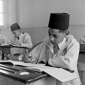 الأمير الحسن ابن محمد العلوي يدرس عام 1943