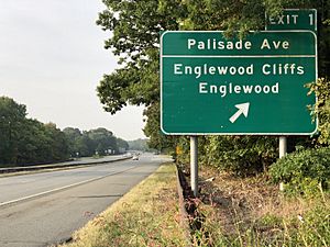 2020-09-25 08 15 51 View south along New Jersey State Route 445 (Palisades Interstate Parkway) at Exit 1 (Palisade Avenue, Englewood Cliffs, Englewood) in Englewood Cliffs, Bergen County, New Jersey