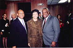 207-DP-9486A HUD Chief Executive Officer Marcella Belt with Clarence Thomas