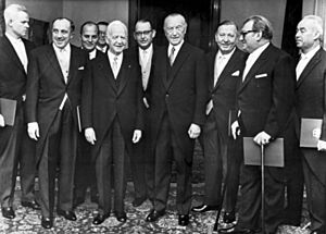 Bundesarchiv Bild 183-A1221-0046-008, Bonn, Kabinett Adenauer V, Ernennungsurkunden