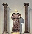 Femme en priere entre deux colonnes ioniques - Louvre
