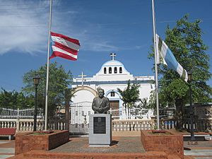 Iglesia y plaza en Vega Alta, Puerto Rico