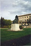 Queen Victoria Statue (19809520659).jpg