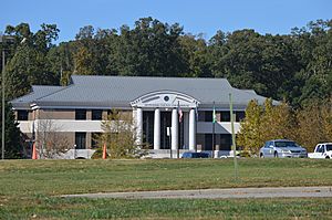 Current courthouse, seen from U.S. Route 1