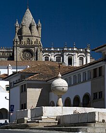 Evora Sé-and-fountain-largo-das-portas-de-moura