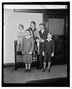 G. Aaron Younquist & children, 11-22-29 LCCN2016844090