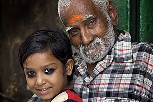 India - Varanasi old food seller and granddaughter - 0604