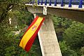 La BRILAT colgó una gran bandera española en el puente de Monteporreiro (14105748510)