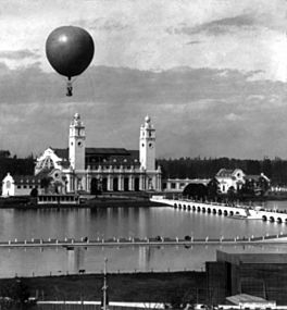 Balloon ascension over Guild's Lake during the 1905 Lewis and Clark Centennial Exposition in Portland, Oregon