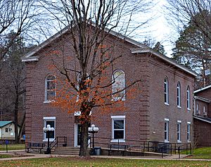 The antebellum county courthouse in Centerville