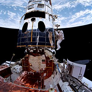 STS061-105-004 EVA3
