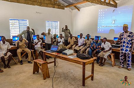 Salle informatique du lycée de Nano, région des savanes au nord Togo - 1