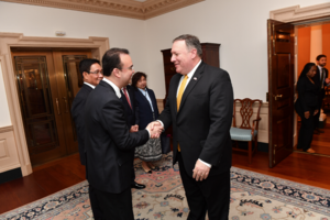 Secretary Pompeo welcomes Filipino Foreign Affairs Secretary Alan Peter Cayetano (29069332928)