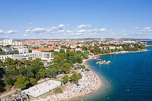 Strand Kolovare an der Adriatischen Küste von Zadar, Kroatien (48670416747)