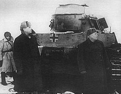 Василевский и Хрущёв осматривают разбитую под Сталинградом немецкую технику