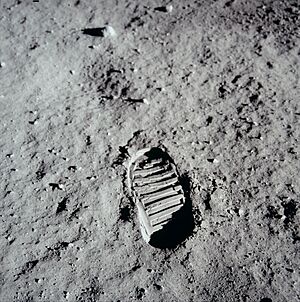 Buzz Aldrin's bootprint on the Moon, AS11-40-5877 (21472308758)