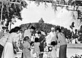 COLLECTIE TROPENMUSEUM President Soekarno en de Indiase premier Nehru kijken toe hoe Indira Gandhi bloemen in ontvangst neemt tijdens een bezoek aan de Borobudur TMnr 10015646