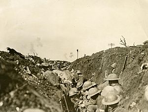 Canadian soldiers prepared to go over the top (14906127976)
