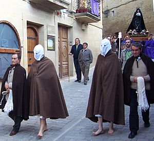 Disciplinantes con sus ayudantes al comienzo de la procesión