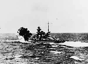 El buque alemán Scharnhorst durante la batalla contra el Glorious