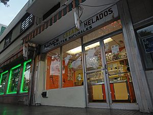 King's Cream, mejor conocido como Los Chinos de Ponce, C. Marina, frente a Plaza Las Delicias, Bo. Tercero, Ponce, Puerto Rico, mirando al este (DSC07197)