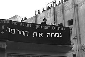 Menachem Begin při projevu na demonstraci proti německým reparacím v Tel Avivu v únoru 1952
