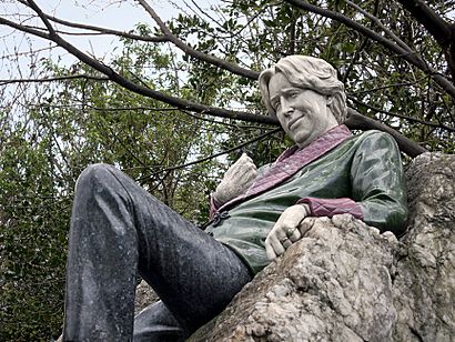 Oscar Wilde Statue (4503030408).jpg