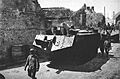 Sturmwagen wältzen sich durch die Ortschaft Dommiers