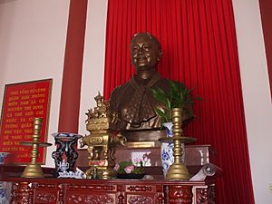 Tượng đồng Nguyễn Thị Định