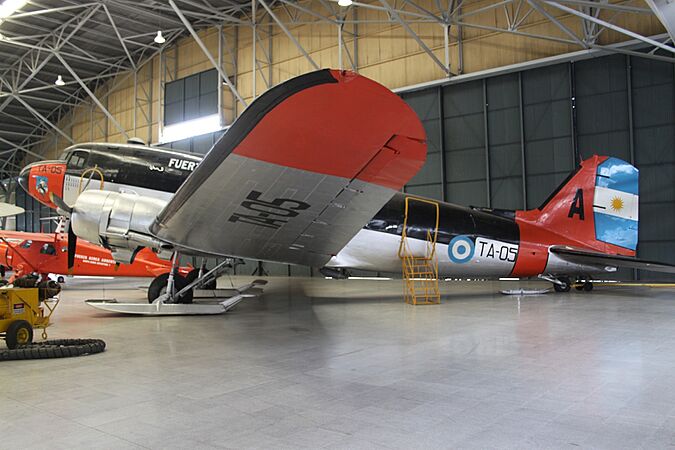 TA-05 Douglas DC-3 Fuerza Aerea Argentina (7310804244)