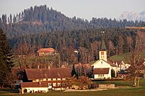 Linden 09 Linden (BE) – Ortskern mit Kirche, Stauffen und Hohgant