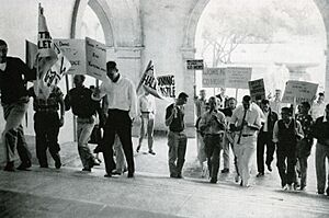 Men protest opening of Frary Dining Hall to women
