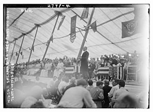 Wilson speaking to Vets in big tent - Gettysburg LCCN2014693833