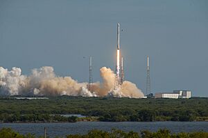 CRS-8 liftoff (25709481274) (2)